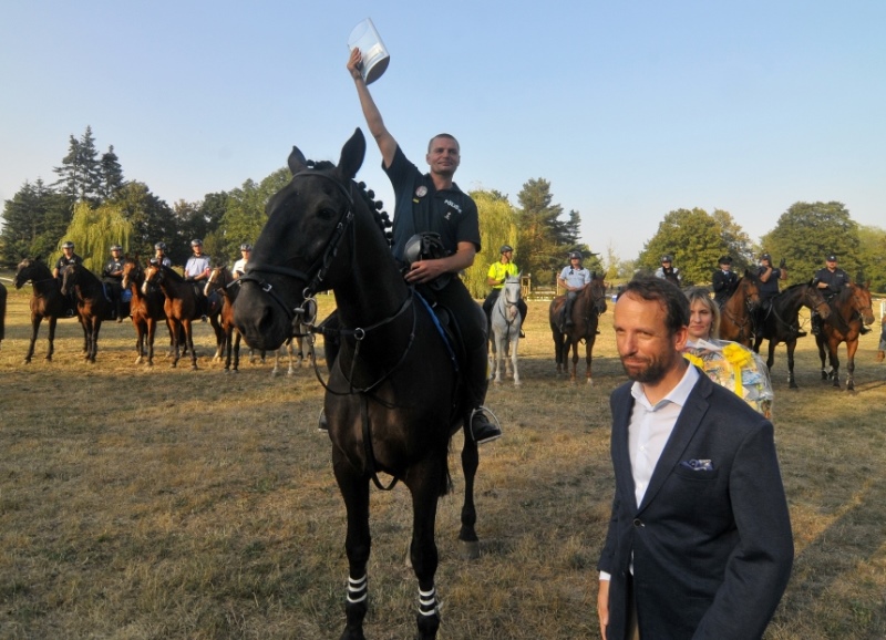 Přeborník městských policií pro rok 2015 Daniel Orság. Vpředu primárot Tomáš Macura. Foto: Jiří Urban Přeborník městských policií pro rok 2015 Daniel Orság. Vpředu primárot Tomáš Macura. Foto: Jiří Urban